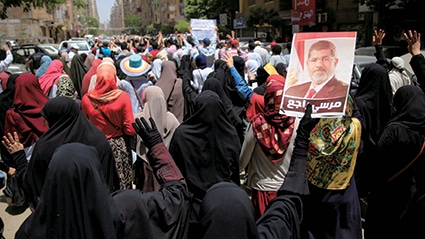 今年6月、モルシらに下された死刑判決に対して抗議の声を上げる人々　Amr Abdallah Dalsh-REUTERS