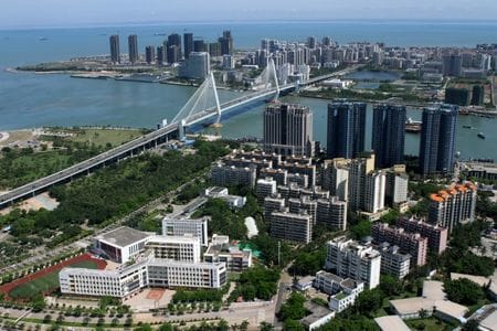　４月８日、中国政府は８日、南部海南省で医薬品、新エネルギー車（ＮＥＶ）、ゲーム、航空などの産業を支援する一連の対策を発表した。写真は海南市海口。提供写真（２０２１年　ロイター／China Daily）