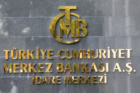 トルコ中央銀行は１８日の金融政策委員会で、政策金利を１％ポイント引き下げ、１３％とした。２０２１年１０月撮影（２０２２年　ロイター/Cagla Gurdogan/File Photo）