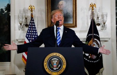 ５月８日、トランプ米大統領はイランと欧米など６カ国が２０１５年に締結した核合意から離脱し、対イラン経済制裁を再開すると表明した。写真は同日、ホワイトハウスで核合意からの撤退を表明するトランプ大統領（２０１８年　ロイター/Jonathan Ernst）