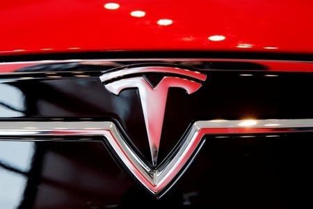 　英紙フィナンシャル・タイムズ（ＦＴ）は２６日、米電気自動車（ＥＶ）大手のテスラが半導体の購入代金を前払いする計画だと報じた。ニューヨークで２０１６年４月撮影（２０２１年　ロイター/Lucas Jackson）