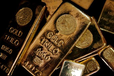 インド北部の都市チャンディーガルの金宝飾店で陳列された金の延べ棒。2012年5月撮影。REUTERS/Ajay Verma