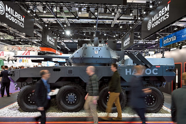 エストニアの防衛産業が開発したロボット戦闘車両HAVOC 8×8は、無人で戦場を走り敵陣に突入する。こうしたAI搭載兵器は戦争を変えるのか（2025年9月、ロンドン）　JOHN KEEBLE/GETTY IMAGES