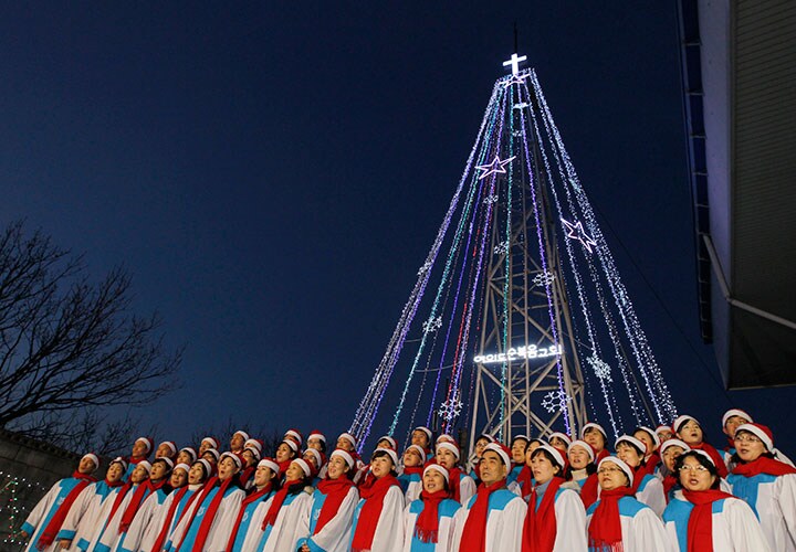 金正恩にはクリスマスを目の敵にする理由がある。写真はかつて軍事境界線の南側にあったタワーと韓国のキリスト教徒たち（2010年）　Jo Yong-Hak-REUTERS