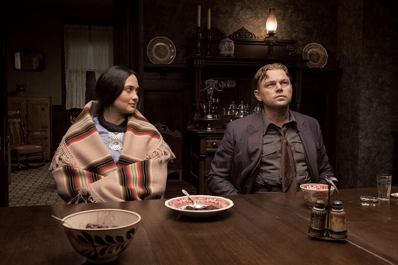 石油利権をめぐる欲望と陰謀が渦巻くなか、ディカプリオ演じるアーネスト（右）はモリーと人種や身分の違いを越えて真実の愛を育む　APPLE TV+