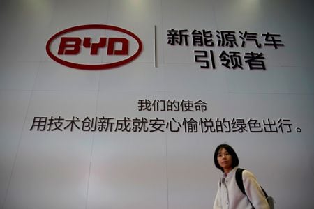 　著名投資家ウォーレン・バフェット氏が率いる投資会社バークシャー・ハザウェイは、中国の電気自動車（ＥＶ）大手、比亜迪（ＢＹＤ）の香港上場株式１３３万株を約３億７０００万香港ドル（４７１５万ドル）で売却した。上海で２０１９年４月撮影（２０２２年　ロイター／Aly Song）