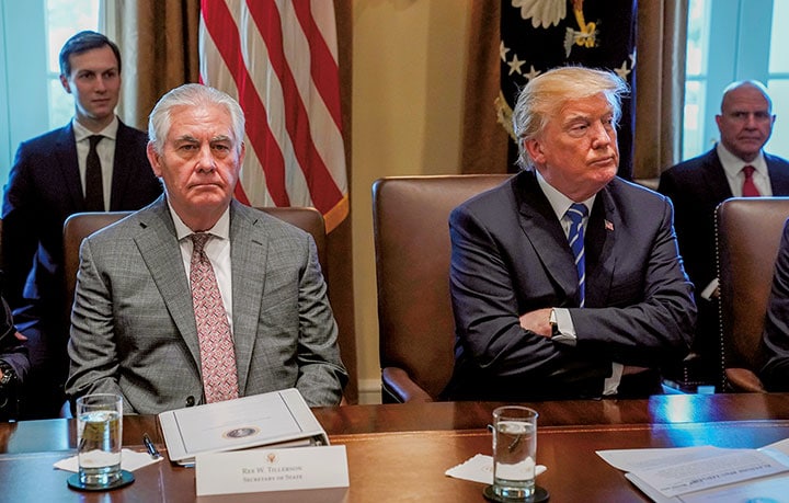 ティラーソン（左）はトランプを「間抜け」と呼んでいた？　Kevin Lamarque-REUTERS