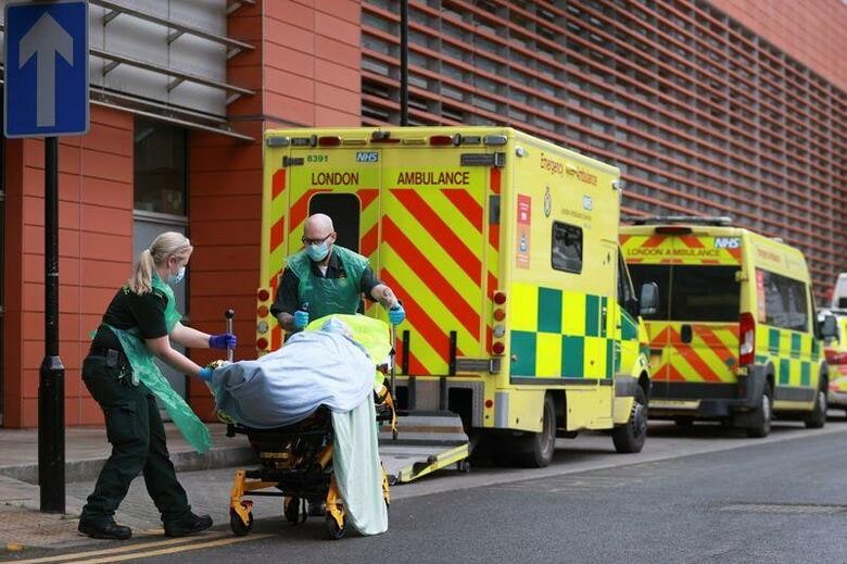 英国で26日、新型コロナウイルス感染症による死者が10万人を突破した。政府はワクチン接種を急いでいるが、感染力が強い変異種の感染拡大に歯止めは掛かっていない。ロンドンで26日撮影（2021年　ロイター/HANNAH MCKAY）