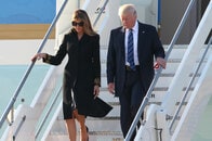 メラニア夫人が手つなぎ「拒否」、トランプは弱っている？