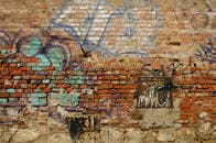 落書きや放置自転車の発する「秩序感の薄さ」が犯罪を誘発する