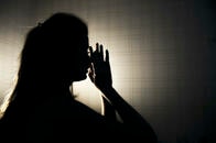 自殺未遂の割合は20代女性が突出して高い