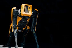 ロボット犬が殺人事件の容疑者逮捕に貢献…集合住宅をパトロールして住民と交流する姿にネット注目