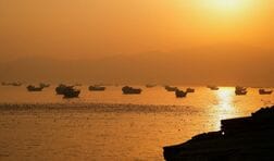 ホルムズ海峡船舶交通、米・イラン対立が抑制　13日は9隻通過