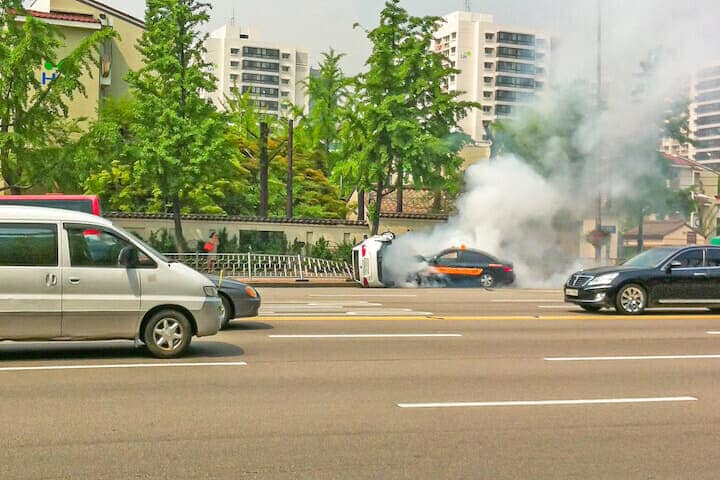 自動車にタクシーが衝突した事故現場