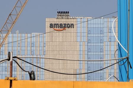 　２月２６日、インドの裁判所は、米アマゾンの子会社が商標権を侵害した商品をインドの通販サイトで販売したとして３９００万ドルの損害賠償を命じた。インド・ハイデラバードで１月２９日撮影（２０２５年　ロイター/Almaas Masood）