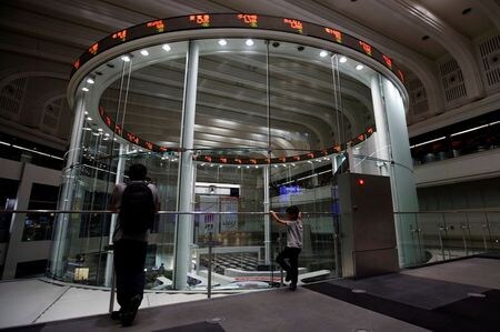 　６月８日、前場の東京株式市場で、日経平均は前営業日比２１２円００銭高の２万３０７５円７３銭となり、続伸。。東京証券取引所で２０１８年１０月撮影（２０２０年　ロイター/Issei Kato）