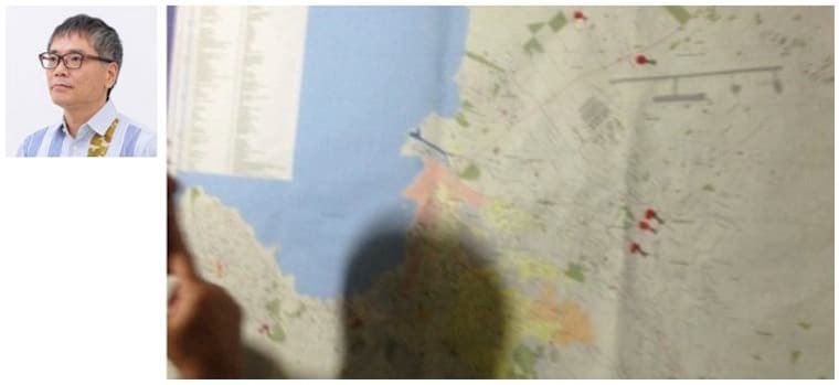 授業中の写真のひとつ。首都の地図を参照にする校長（スマホ撮影)