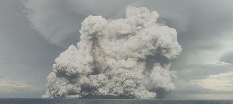 国連人道問題調整事務所（ＯＣＨＡ）は、海底火山の大規模噴火が起きた南太平洋の島国トンガの離島から救難信号を受信したと明らかにした。写真は噴火する海底火山「フンガトンガ・フンガハーパイ」。１４日撮影のソーシャルメディア投稿動画より（２０２２年　ロイター/Tonga Geological Services）