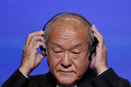 　鈴木俊一財務相は２月９日、賃金上昇を伴う物価安定目標の実現に向け、日銀には適切な金融政策運営が行われることを期待している、との考えを述べた。昨年１０月、モロッコのマラケシュで撮影（２０２４年　ロイター/Susana Vera）