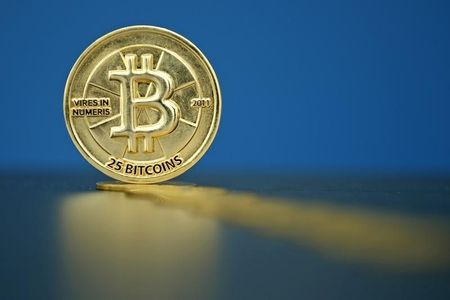 １２月１７日、金融庁がビットコインなどの仮想通貨を扱う取引所の登録制を導入する計画であることが分かった。仮想通貨の利便性の高さからマネーロンダリングなどに悪用されないよう監督するほか、資本規制などで利用者を保護する。写真は５月２７日、パリで撮影されたビットコイン（２０１５年　ロイター/Benoit Tessier）