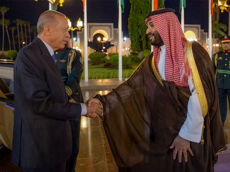 　トルコのエルドアン大統領は１７日、サウジアラビアを訪問した。サウジの国営通信によると、ムハンマド皇太子と会談した。ジッダで撮影（２０２３年　ロイター/Saudi Press Agency）