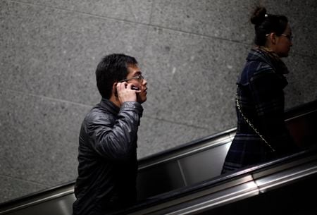 　１２月２６日、中国信息通信研究院が発表したデータによると、国内の１０月のスマートフォン出荷台数は前年同月比２７．２％減少し、２３７８万台となった。写真は上海で２０１３年３月撮影（２０２２年　ロイター／Carlos Barria）