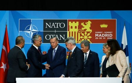 フィンランドのニーニスト大統領は２８日、トルコがフィンランドとスウェーデンの北大西洋条約機構（ＮＡＴＯ）加盟を支持することで合意したと明らかにした。スペインで撮影（２０２２年　ロイター/Violeta Santos Moura）