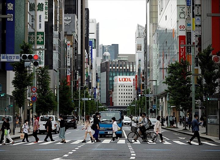 <!-- 都内で新たに290人の新型コロナウイルスへの感染が確認された。-->写真は東京・銀座で。REUTERS / Issei Kato
