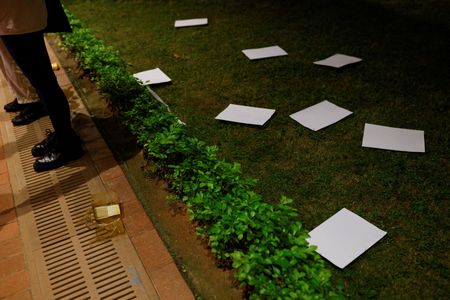 １１月２８日、新型コロナ禍に伴う厳格な行動規制に反対する「白い紙」抗議が中国全土に広がってから１年。イーチェン・フアンさんは、中国では珍しい大規模な抗議行動が、いずれ国家による検閲のせいで市民に忘れ去られてしまうかもしれないと危惧している。写真は２０２２年１１月、香港の抗議活動現場で、地面に置かれた白い紙（２０２３年　ロイター/Tyrone Siu）