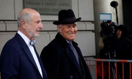 米連邦裁判所は２０日、ロシア疑惑捜査を巡り偽証罪で起訴されたトランプ大統領の元側近で長年の盟友ロジャー・ストーン被告（右）に対し、３年４月の禁錮刑を言い渡した（２０２０年　ロイター/Leah Millis）
