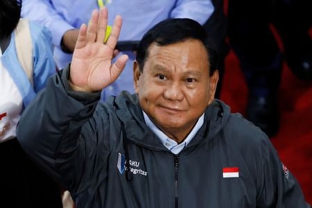 調査機関インディケーター・ポリティックが実施したインドネシア大統領選（２月１４日投票）の最新世論調査によると、プラボウォ国防相（写真）が支持率でトップを維持しているものの、その人気は停滞しており、６月に決選投票が行われる可能性が高まっている。１月１７日、ジャカルタで撮影（２０２４年　ロイター/Willy Kurniawan）