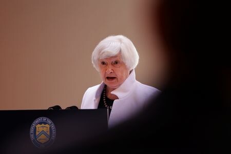 イエレン米財務長官は１６日、予想を上回る米国の経済成長が世界経済を支えており、世界経済の先行きに残るリスクを軽減し、持続可能な長期的な成長を確保できるように取り組んでいると訴えた。２０２３年１０月撮影（２０２４年　ロイター/Susana Vera）