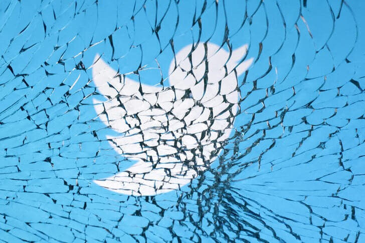 ツイッター運営会社は7月3日、米実業家イーロン・マスク氏による昨秋の買収以降に解雇されたり退社した元従業員が申し立てた900件近い仲裁案件の手続きを拒否したとして、元従業員に提訴された。1月25日撮影のイメージ写真（2023年　ロイター/Dado Ruvic/Illustration）