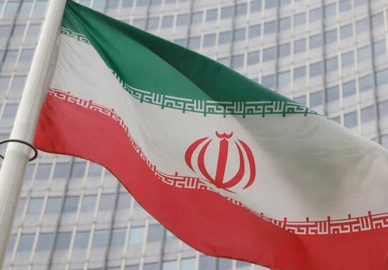 ６月１６日、イラン外務省は、同国が核開発計画を加速していると指摘したＧ７声明を非難した。写真はイラン国旗。ウィーンの国際原子力機関（ＩＡＥＡ）本部で２０２３年３月撮影（２０２４年　ロイター／Leonhard Foeger）