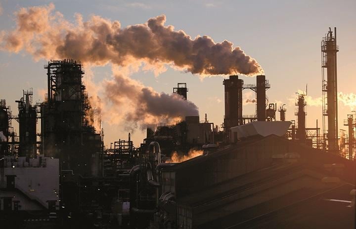 炭素税はCO2排出に関わる事業者に負担を求める仕組みだが　TORU HANAIーREUTERS