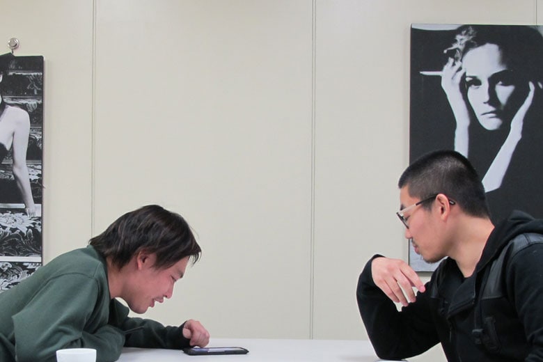 起業や働き方、お金について語り合った編集者の箕輪厚介（左）とシリアルアントレプレナーの正田圭（右）　Newsweek Japan