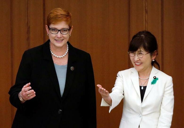 菅義偉官房長官が終始リードして終わった14日の自民党総裁選、今回も壇上に女性議員の姿はなかった。過去、事実上の首相を決めるこの選挙に立候補した自民党の女性議員は小池百合子・現都知事のみ。出馬に意欲を示していた野田聖子元総務相も、稲田朋美幹事長代行も、最終的に手を挙げることはなかった。写真は防衛相当時の稲田氏(右)。ペイン豪国防相(当時)と会談。2017年4月、東京で撮影(2020年　ロイター/Issei Kato)