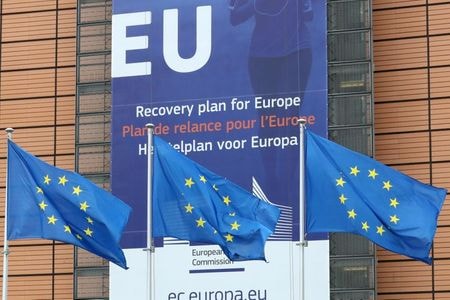 欧州委員会のドンブロウスキス副委員長は３１日、欧州連合（ＥＵ）はデジタルサービスによって収益を生み出している企業に課税する必要があると述べた。写真はブリュッセルの欧州委員会本部前ではためくＥＵ旗。２０２０年７月１６日に撮影。（２０２０年　ロイター／Yves Herman）