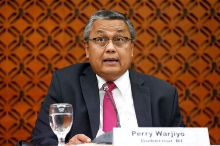 ２０カ国・地域（Ｇ２０）の議長国を務めるインドネシアのペリー・ワルジヨ中央銀行総裁（写真）は９日、先進国の金融政策正常化の影響が景気回復が遅れている新興国に波及するのを避けるため、「周到な調整と意思疎通」で政策協調を図るよう先進国側に求める考えを示した。ジャカルタで２０１９年１２月撮影（２０２１年　ロイター／AJENG DINAR ULFIANA）