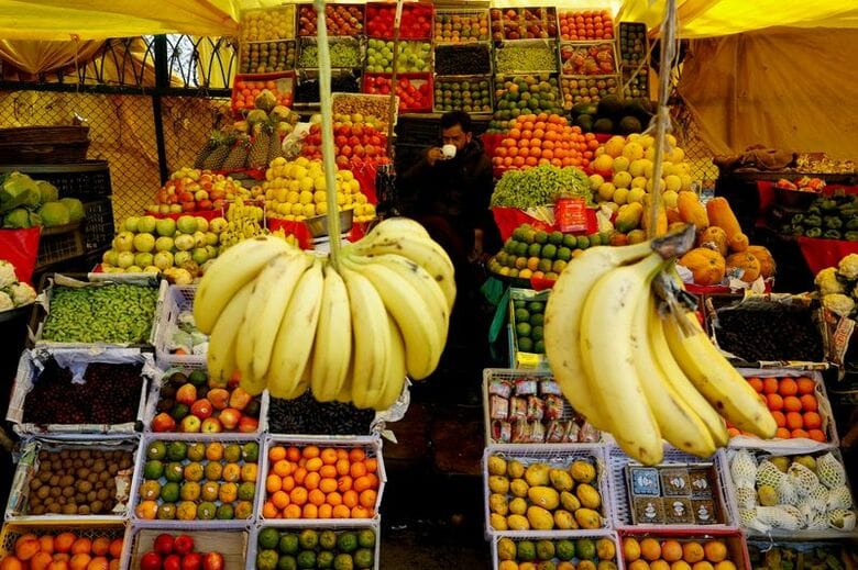 果物を売るカシミール地方の露天商。2月6日、インド領カシミールのスリナガルで撮影。REUTERS/Sharafat Ali