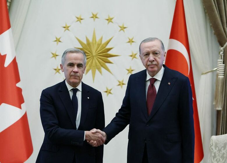 １０月２２日、トルコのアンカラにある大統領官邸でカナダのカーニー首相を迎えるトルコのエルドアン大統領　 Murat Cetinmuhurdar/Presidential Press Office/Handout via REUTERS