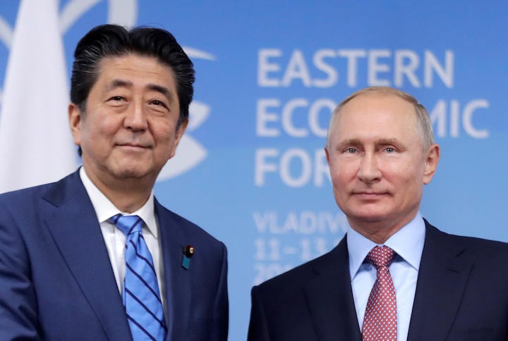 安倍首相とプーチン大統領（昨年9月、ロシアのウラジオストクで開催された東方経済フォーラムで）　Mikhail Metzel/REUTERS