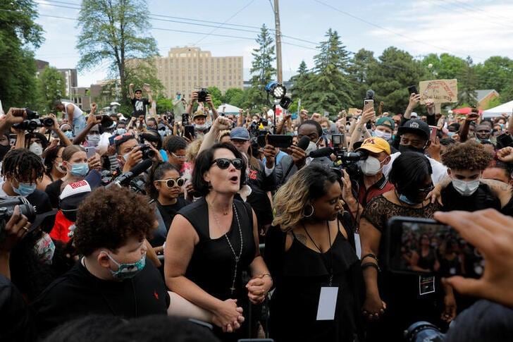 米疾病対策センター(CDC)のレッドフィールド局長は4日、新型コロナウイルス感染が拡大した都市を中心に、抗議活動参加者は検査を受けることを「真剣に検討する」必要があると述べた。写真はミネソタ州ミネアポリスで暴行死した黒人男性の追悼式の様子(2019年　ロイター/LUCAS JACKSON)