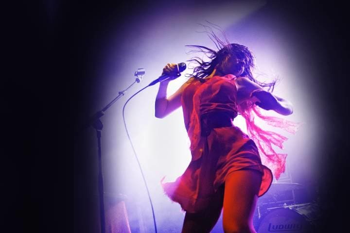 情熱的なパフォーマンス、レ・ブチェレッツのテリ・ジェンダー・ベンダー  JORDI VIDALーREDFERNS/GETTY IMAGES