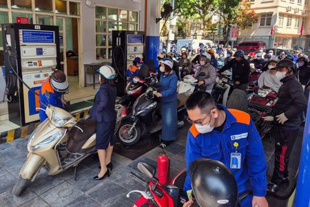 　ベトナム政府は、イラン戦争を背景とした世界的な供給混乱を受け、原油へのアクセス拡大で日本と韓国に協力を要請した。商工省が１６日、明らかにした。写真は１０日、ハノイのガソリンスタンドで撮影（２０２６年　ロイター／Khanh Vu）
