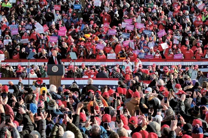 大統領選を目前に控えミシガン州のオークランド郡国際空港で開かれたトランプの支持集会。マスクなしの参加者も多かった　JOHN MOORE/GETTY IMAGES