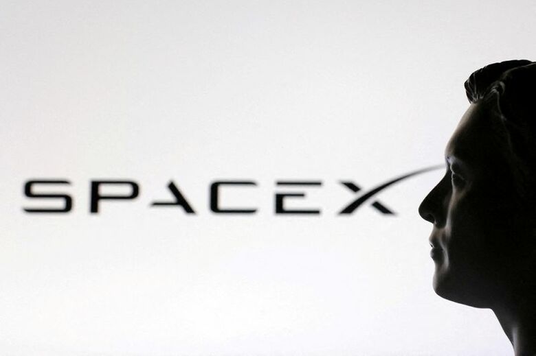 スペースXのロゴとイーロン・マスク氏のミニチュア模型　REUTERS/Dado Ruvic/Illustration/File Photo
