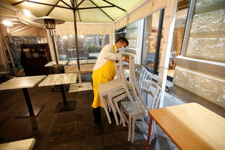 イタリアは７日、新型コロナウイルスの感染再拡大を受け、非常事態宣言の期限を来年１月３１日まで延長した。ナポリで６日撮影（２０２０年　ロイター/CIRO DE LUCA）