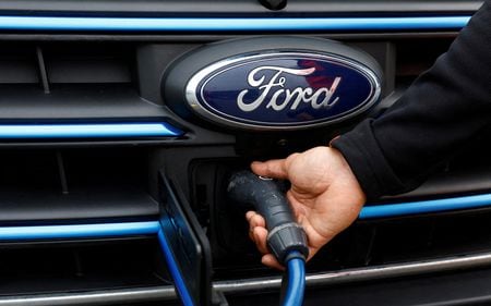 米自動車大手フォード・モーターは２８日、社内の多様性・公平性・包摂性（ダイバーシティ・エクイティ・インクルージョン＝ＤＥＩ）に関する方針を改定することを明らかにした。写真は英ロンドンで、フォードEトランジットから充電ケーブルを取り外すDHLのシニアクーリエ、クリストファー・ブラウンビル氏で２０２３年９月撮影（２０２４年　ロイター/Peter Nicholls）