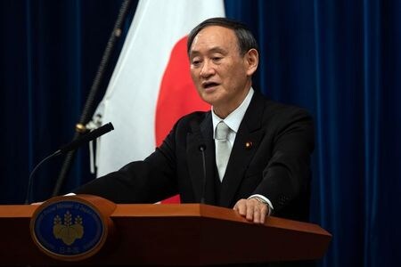 　菅義偉首相は２４日午前、就任後初めて韓国の文在寅大統領と電話で会談し、冷え込む日韓関係を「放置してはならない」と伝えた。１６日、都内で代表撮影（２０２０年　ロイター）
